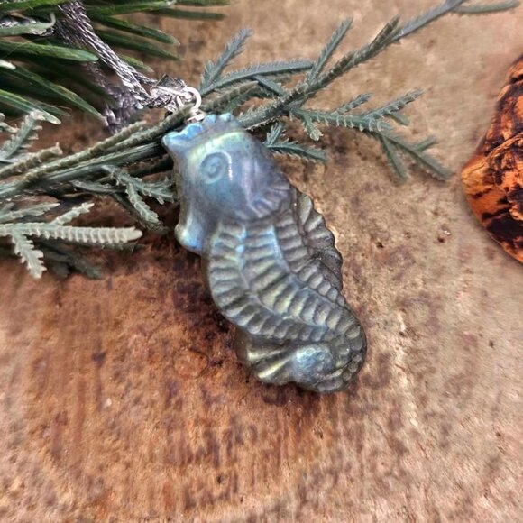 Nature Labradorite Carved Flashy Sea Horse Pendant Necklace - Picture 2 of 10